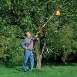 Wolf-Garten Adjustable Fruit Picker -Simply Garden Decor 315817 mc adjustable fruit picker in use1